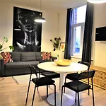 Sleep Inn - Black And White Modern Flat With Cityview