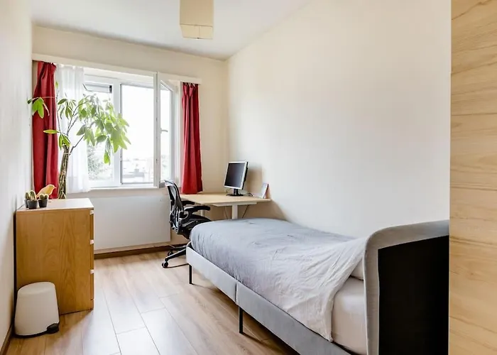 Digital Nomad Station - Bedroom With Desk Nearby Station And Parking