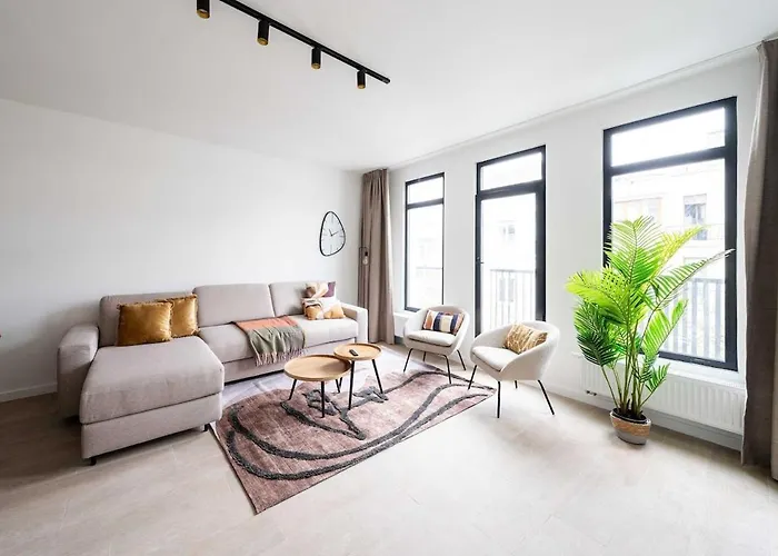 Spacious City Getaway For 8 In Antwerp