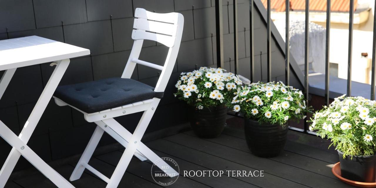 Bed & Breakfast Make Up Garden