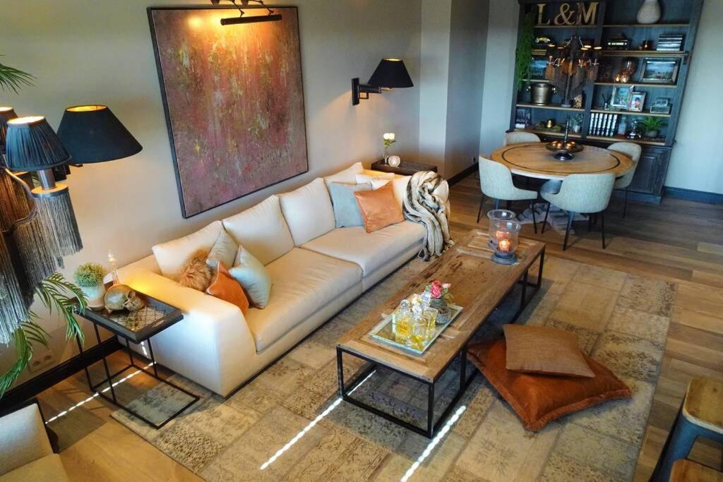 Luxurious Near Park