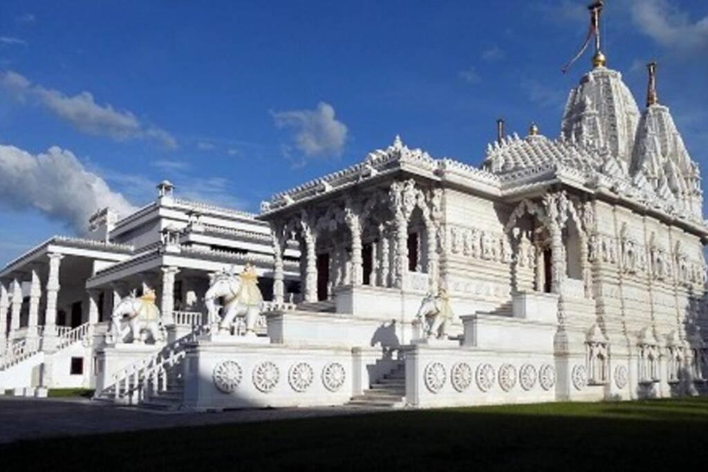 Luxurious Near Park