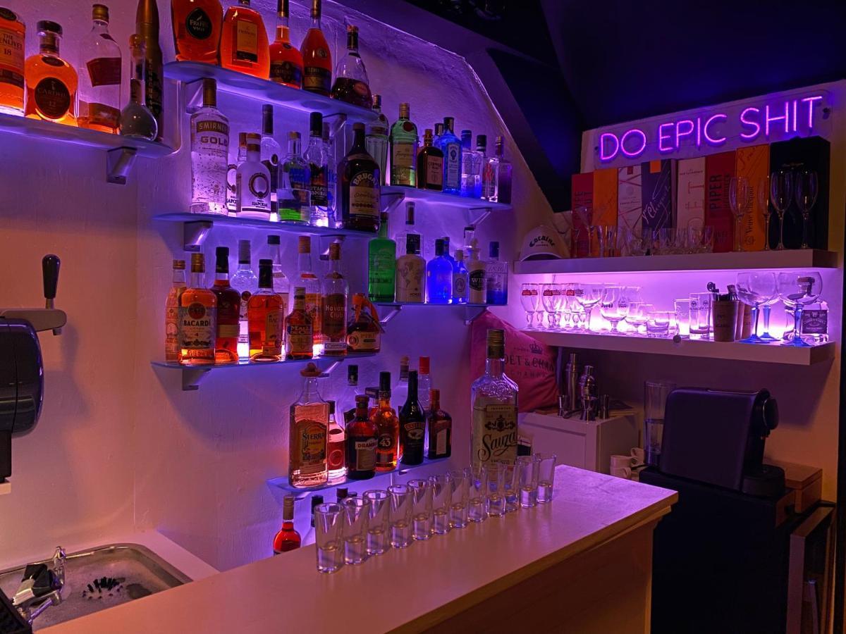 Apartment Loco Paradiso - Two Kingsize Beds, Outdoor Terrace, Dj Booth, Bar, Cinema, Bathtub, Kitchen, Airco Antwerp