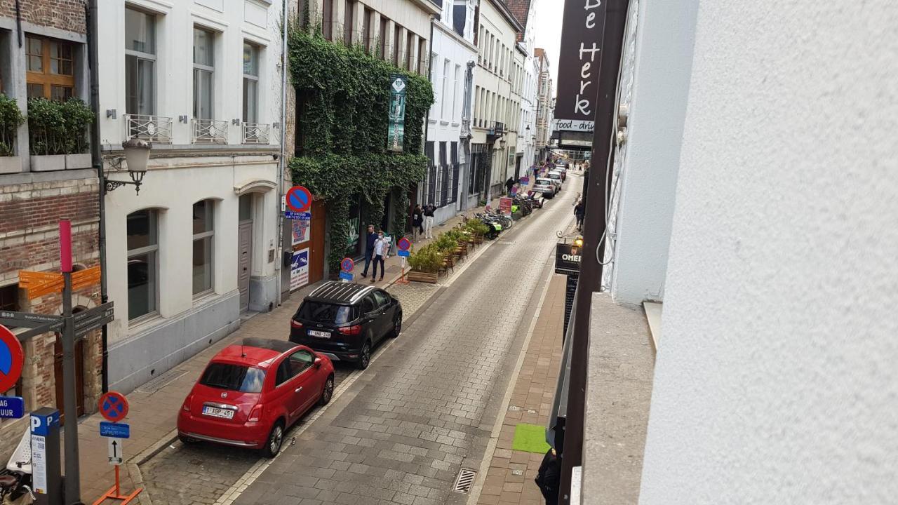 - * Antwerpen