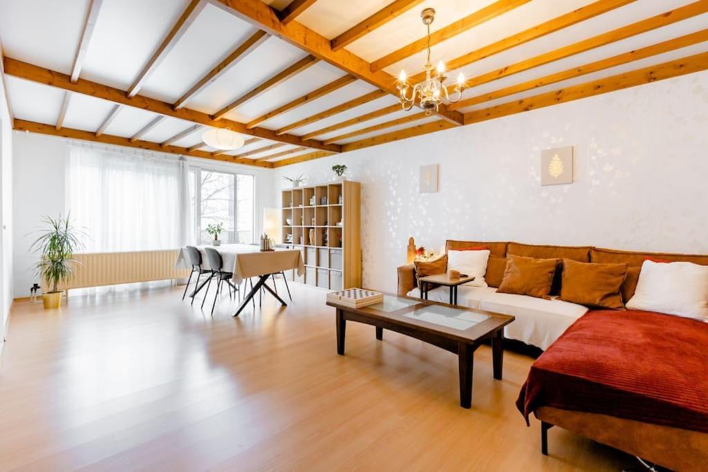 Digital Nomad Station: Work-ready Near Transit Homestay *