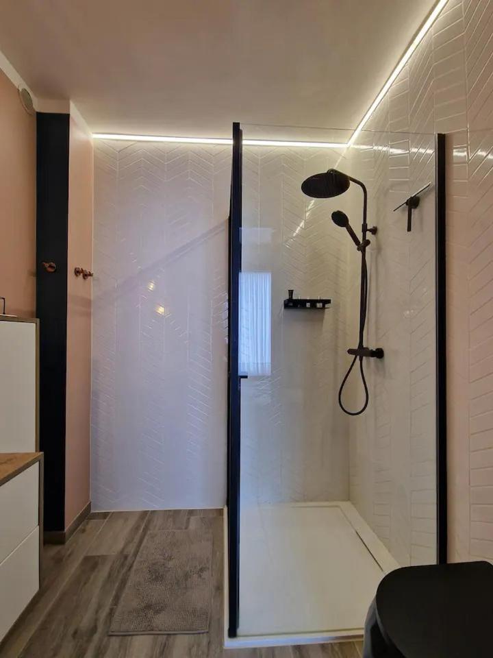 Royal Diamond @ Station Apartment