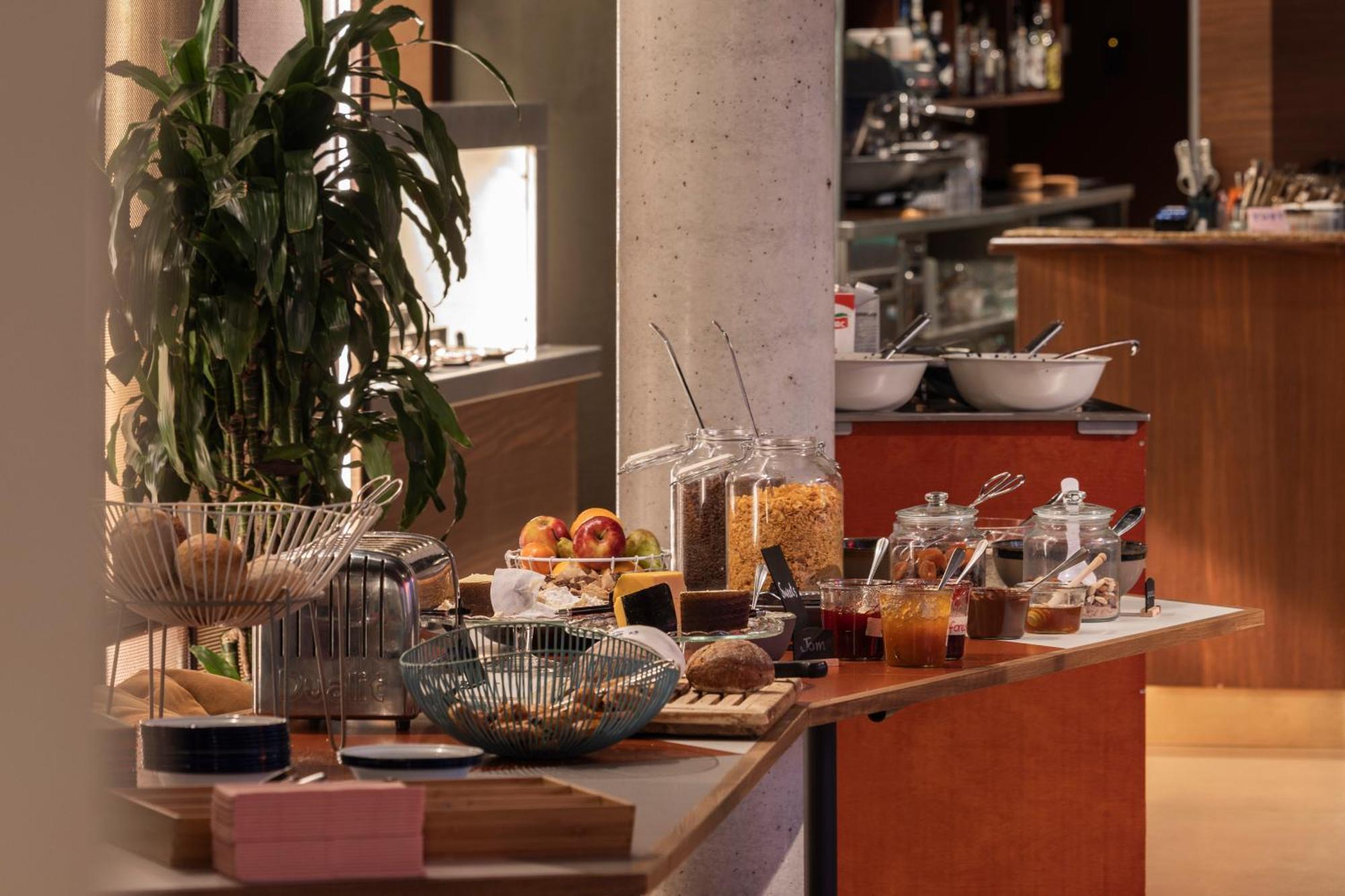 Yust Hotel