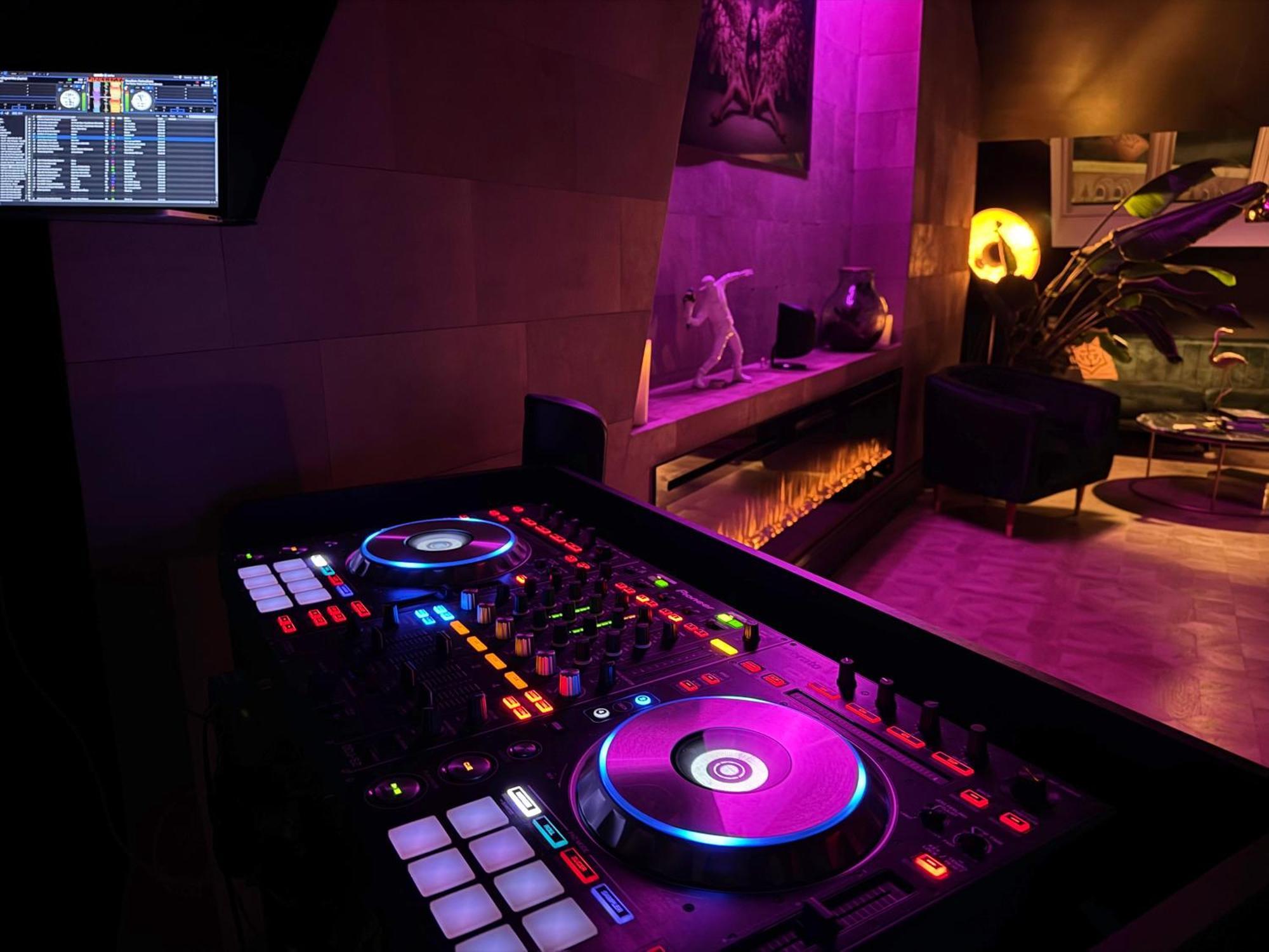 Loco Paradiso - Two Kingsize Beds, Outdoor Terrace, Dj Booth, Bar, Cinema, Bathtub, Kitchen, Airco Antwerp