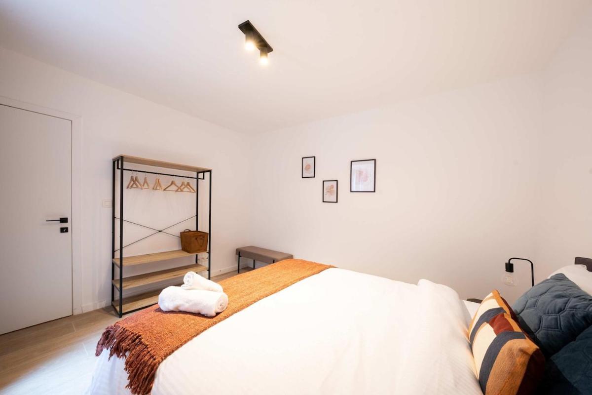 Spacious Getaway For 8 In Apartment