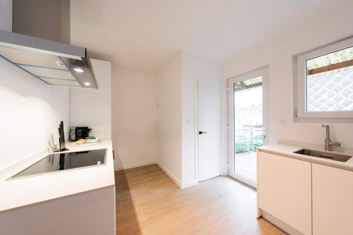 Inviting 5-person Duplex In Vibrant Apartment *