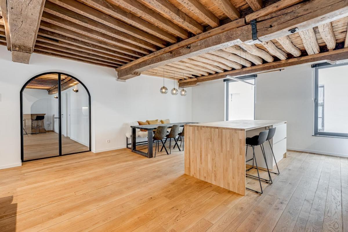 Beautiful Spacious Loft In The Heart Of