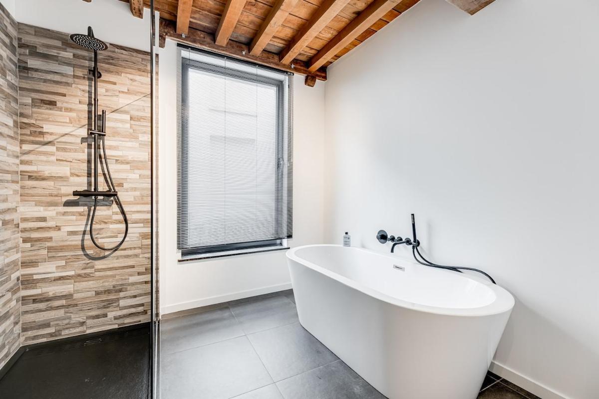 Beautiful Spacious Loft In The Heart Of *