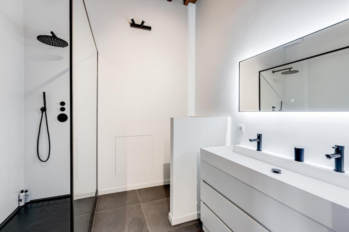 Beautiful Spacious Loft In The Heart Of Apartment *