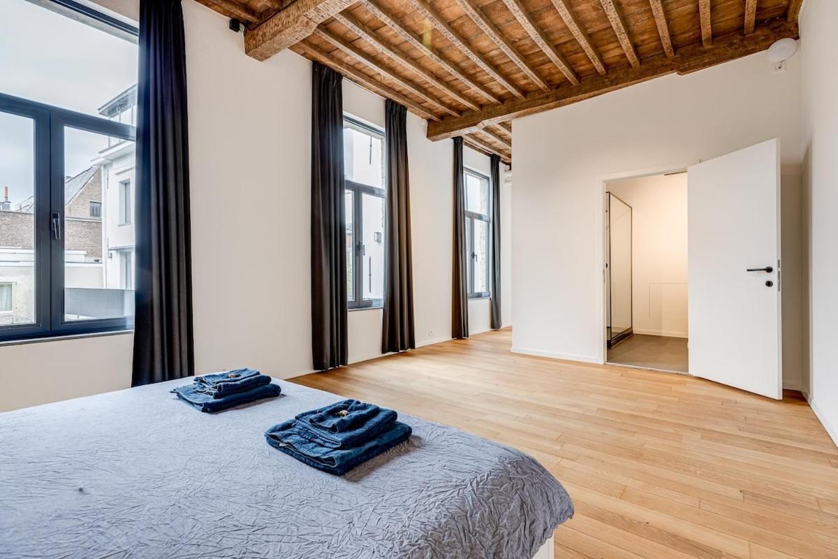 Beautiful Spacious Loft In The Heart Of Apartment *