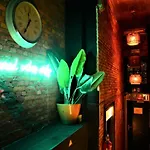 Sleep Inn - Black And White Modern Flat With Cityview