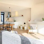Stylish And Spacious City Center Apartment