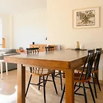 Stylish And Spacious City Center Apartment