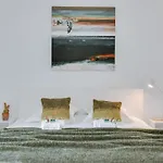 Stylish Apartment With Terrace And Balcony