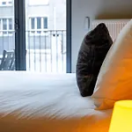 London 993 Apt 202