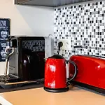London 993 Apt 202