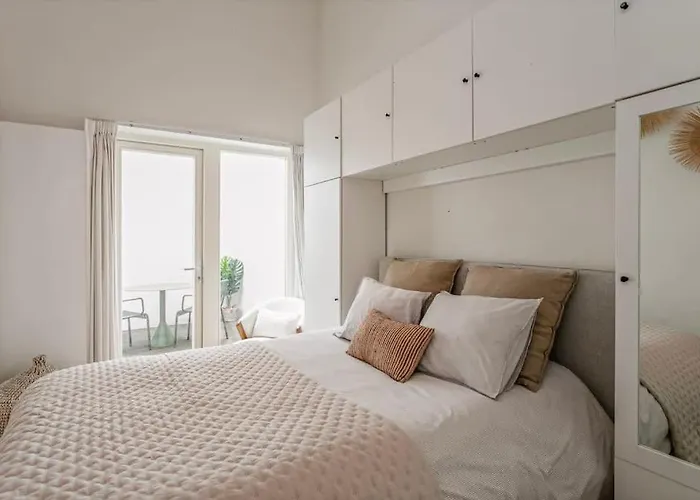 1-Br Centre Antwerp Haven With Patio