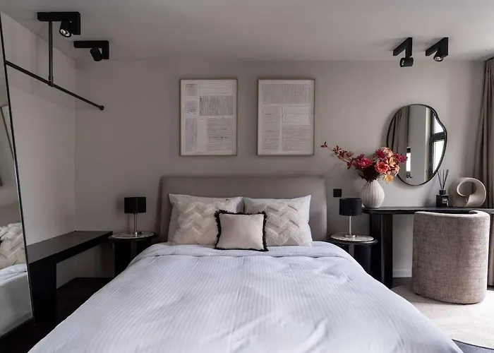 Stylish Suite With Private Patio, Perfect For 4