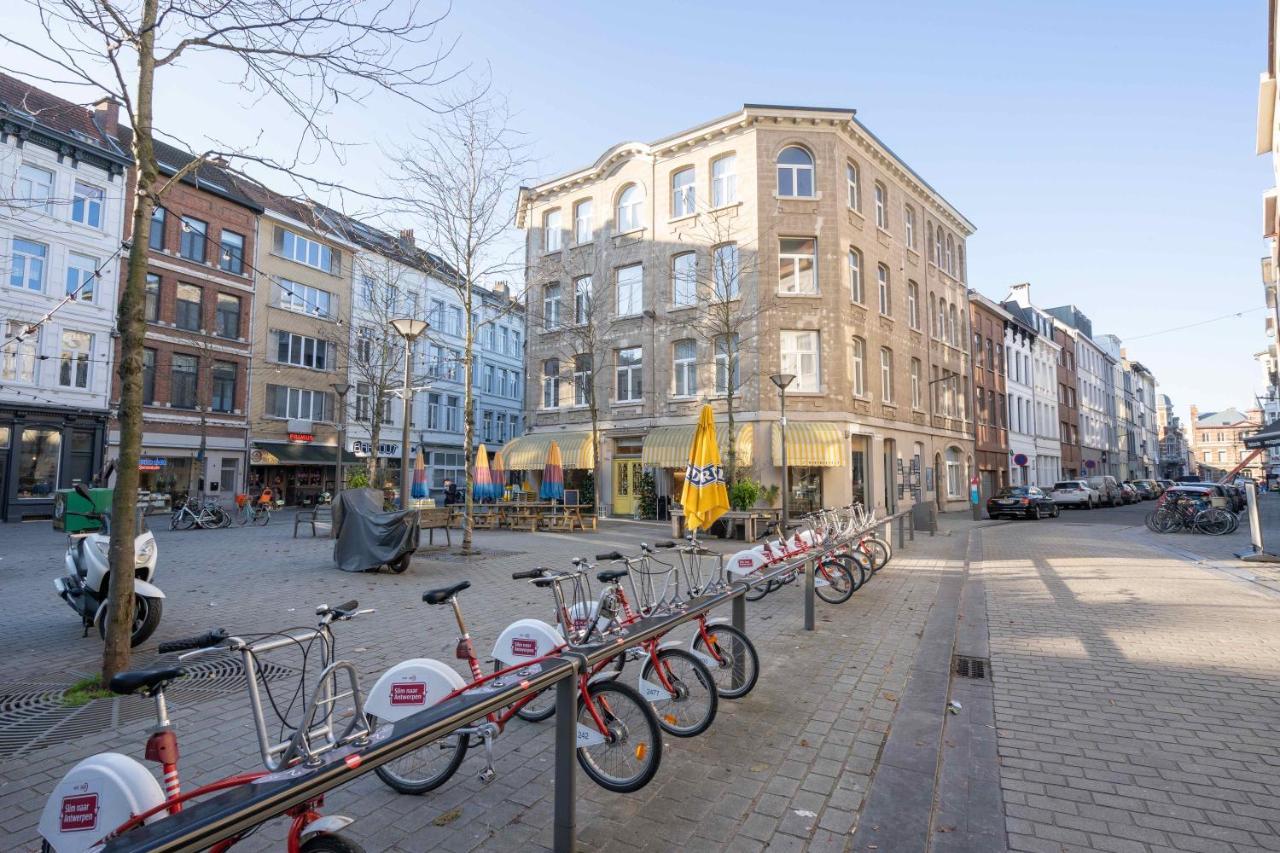Shway - The Red Monkey Antwerpen