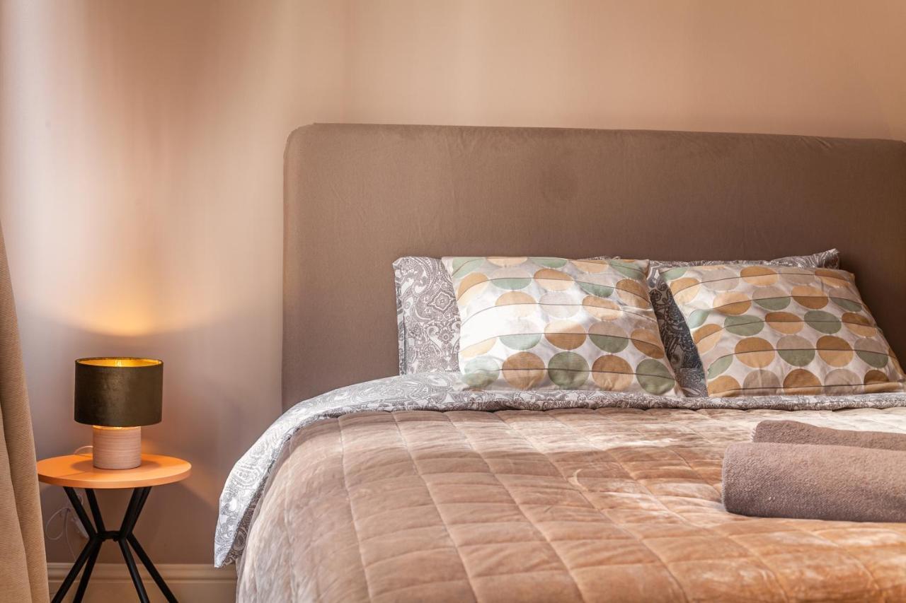 Luxury Boutique By Rikas Apartment