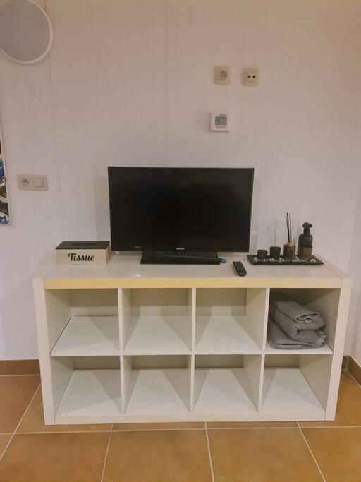 Spacious Studio With Private Entrance *