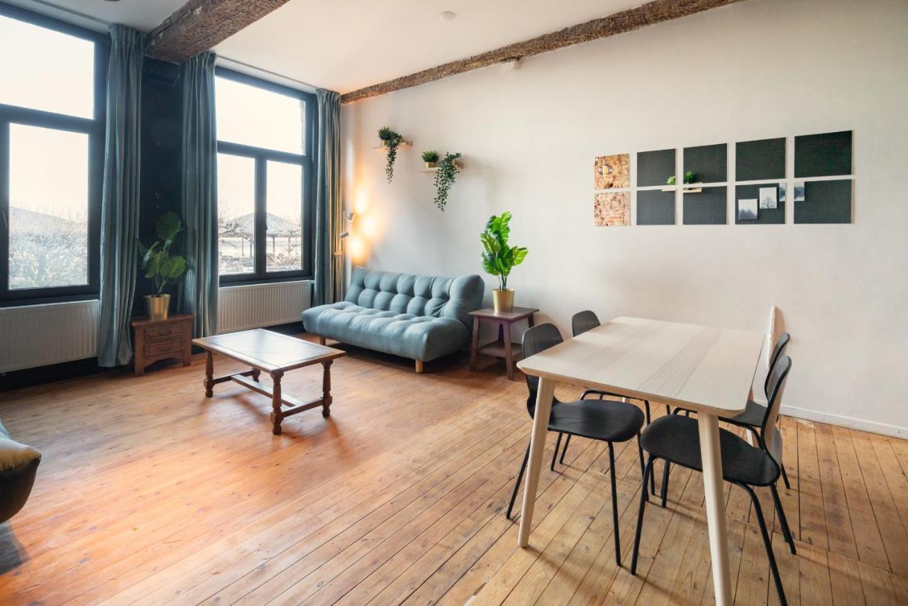 Charming Two-bedroom River Side Apartment