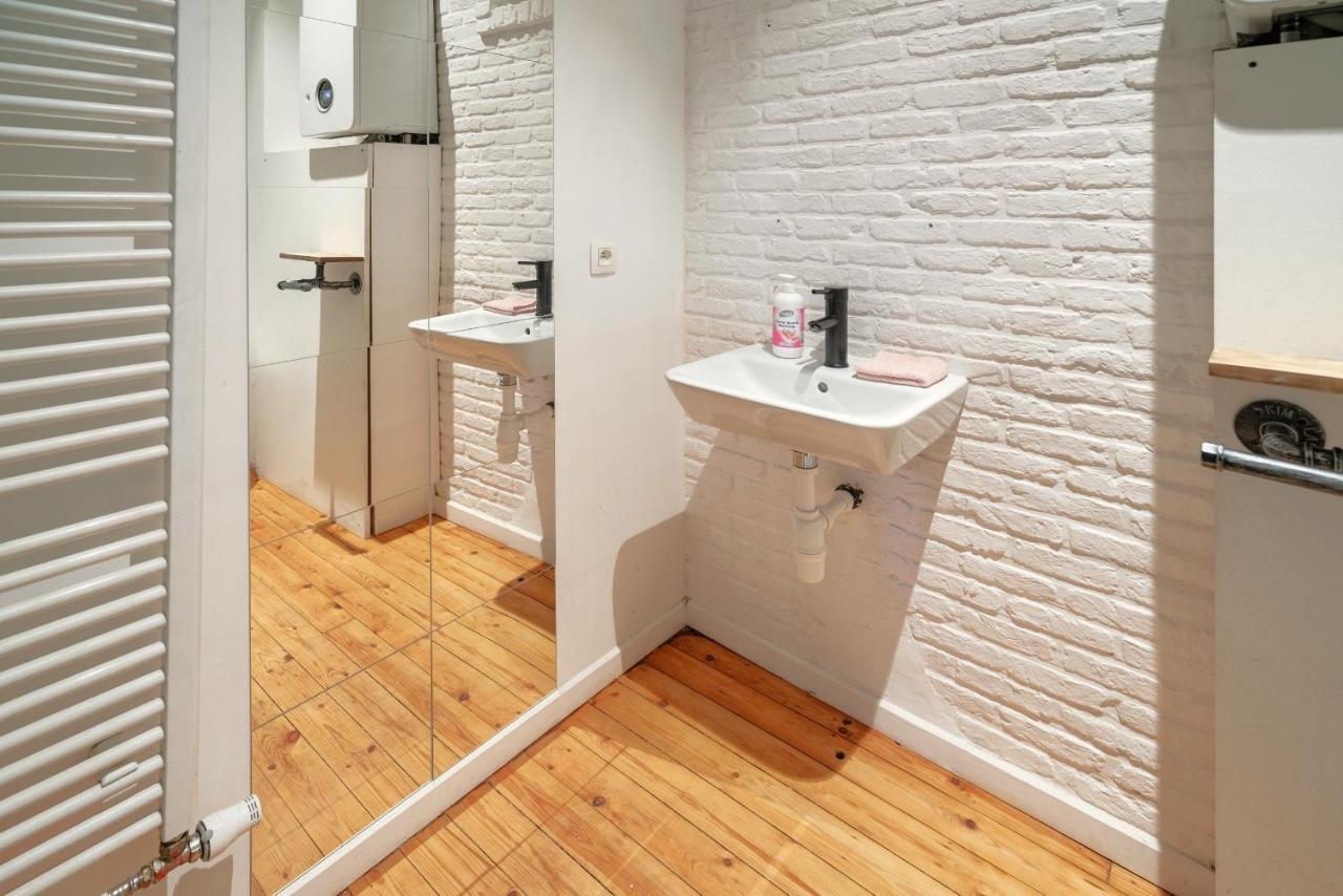 Charming Two-bedroom River Side Apartment *