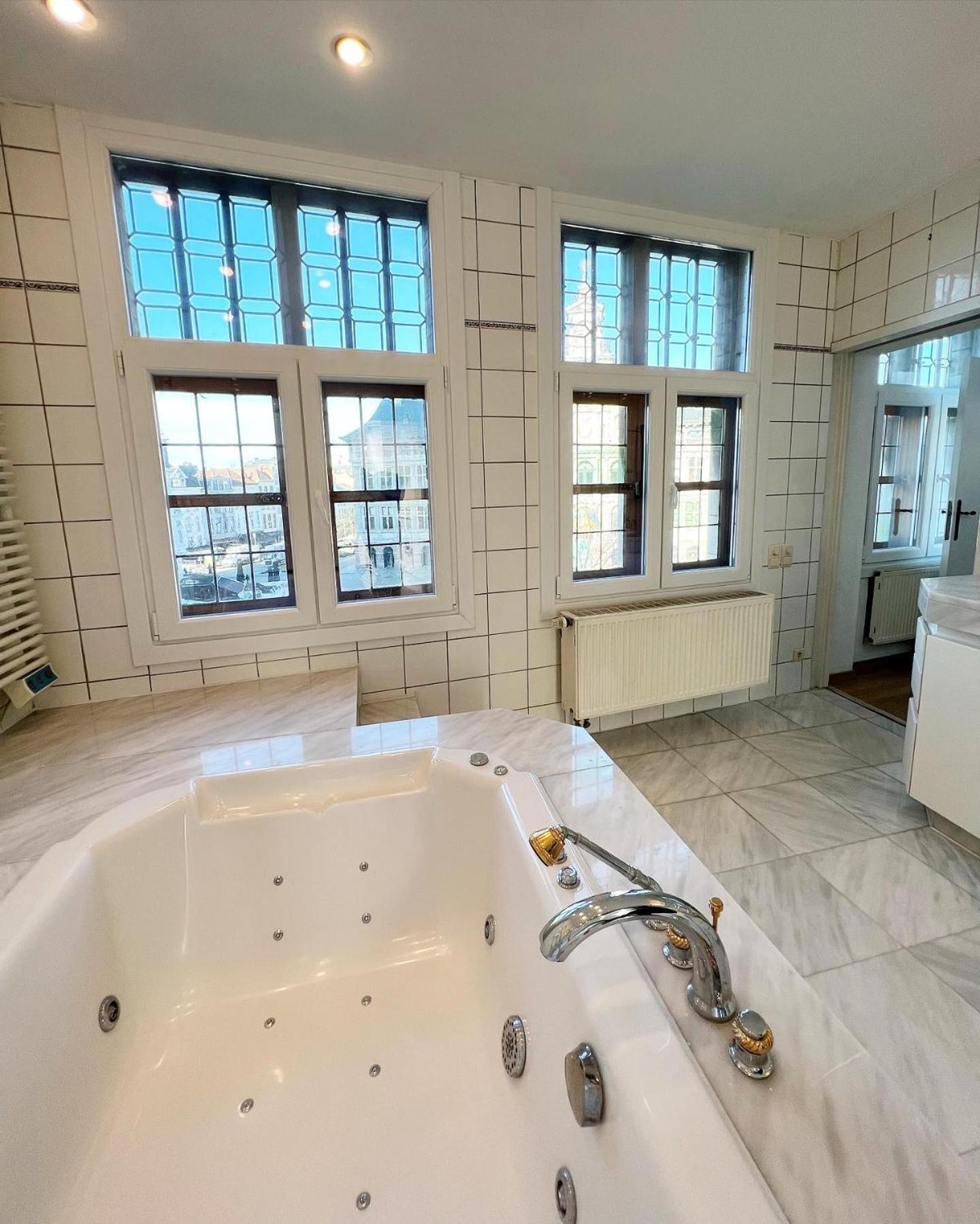 Le Faubourg Apartment *