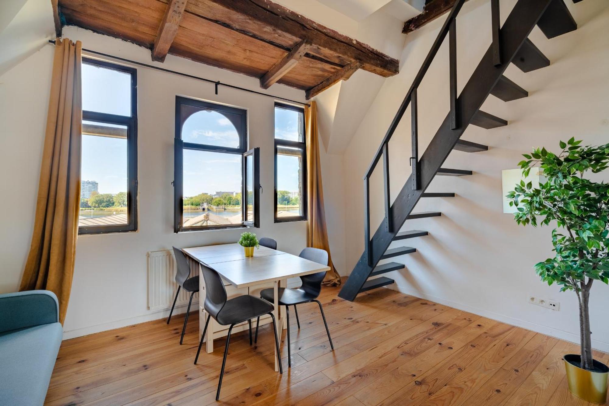 Charming Two-bedroom River Side Apartment *