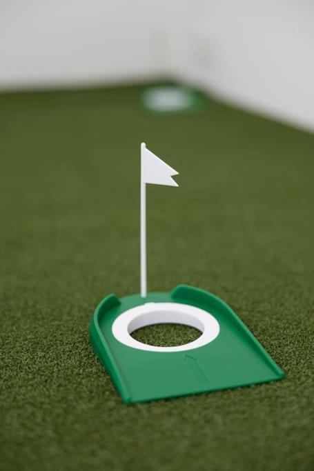 Designer Flat 3br & Mini Golf Apartment *