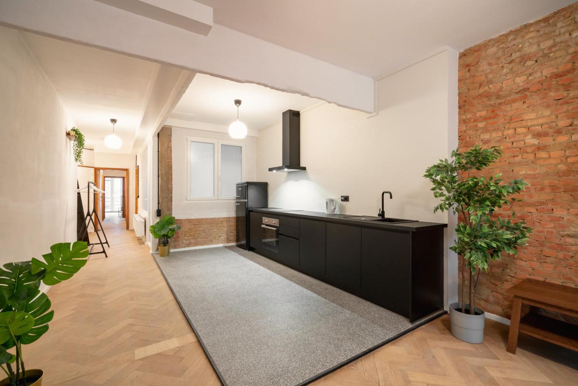 Two-bedroom In The Heart Of Apartment *