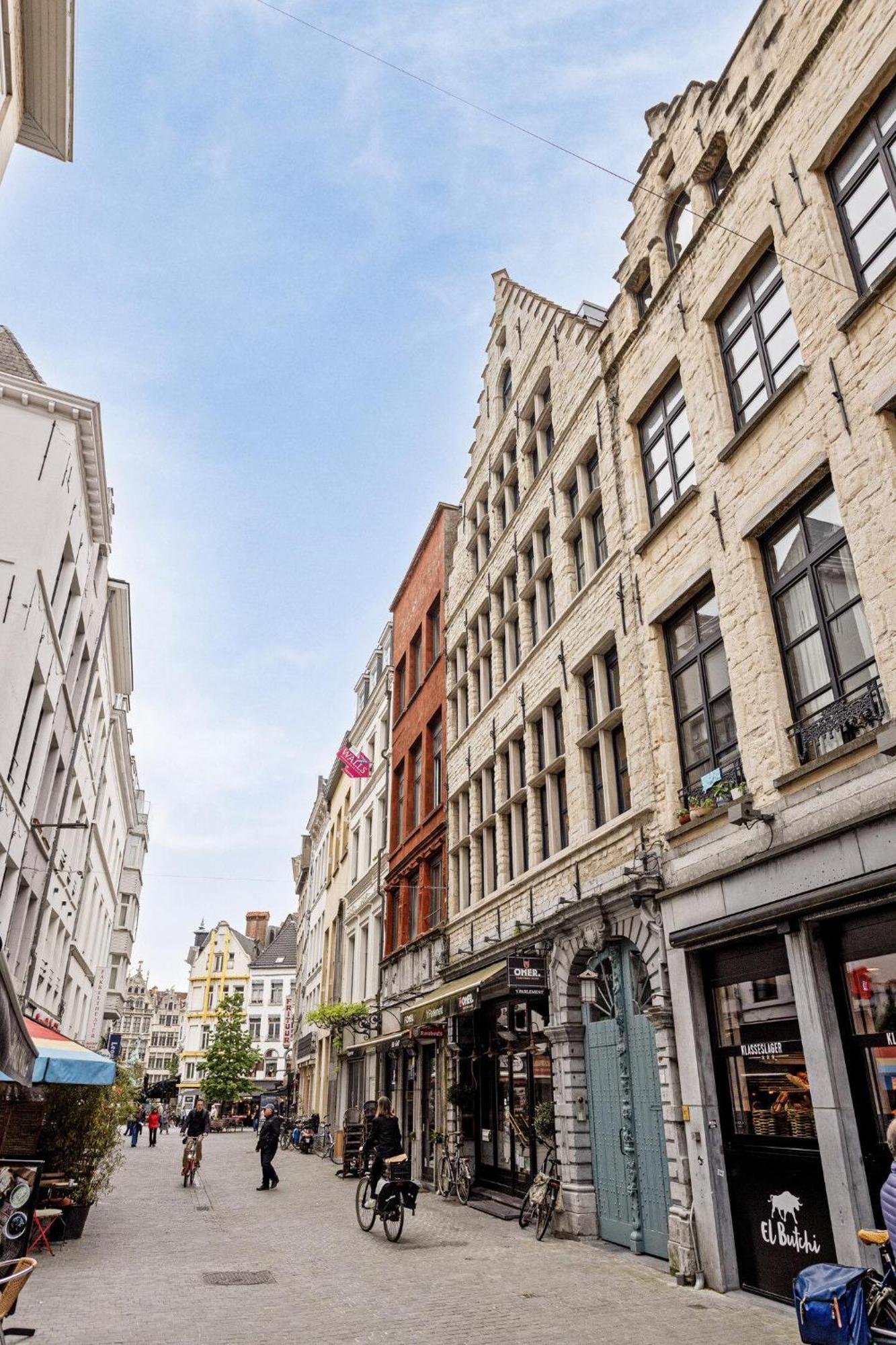 Spacious Near Grote Markt Apartment