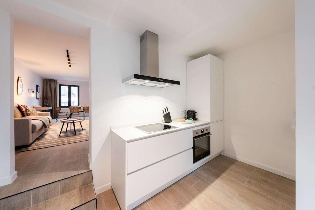 Inviting 5-person Duplex In Vibrant *