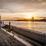 Beautiful City Apartment With A Great River View