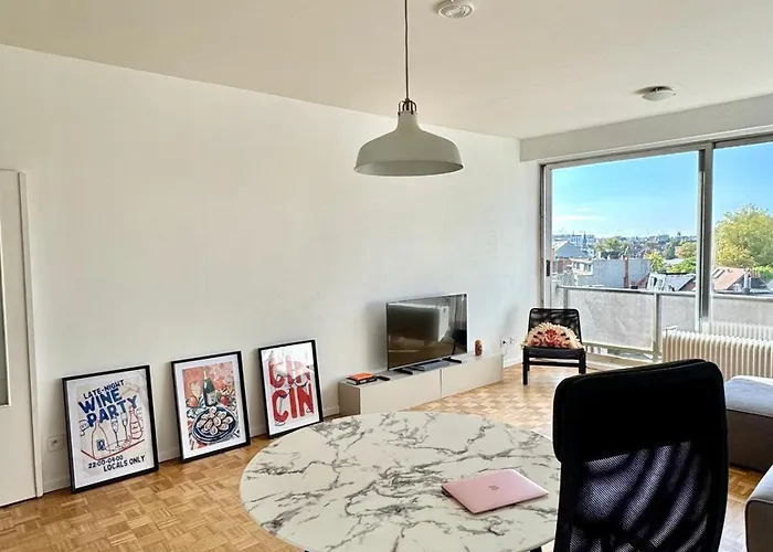 Charming Light-Filled Apartment Near Central Station