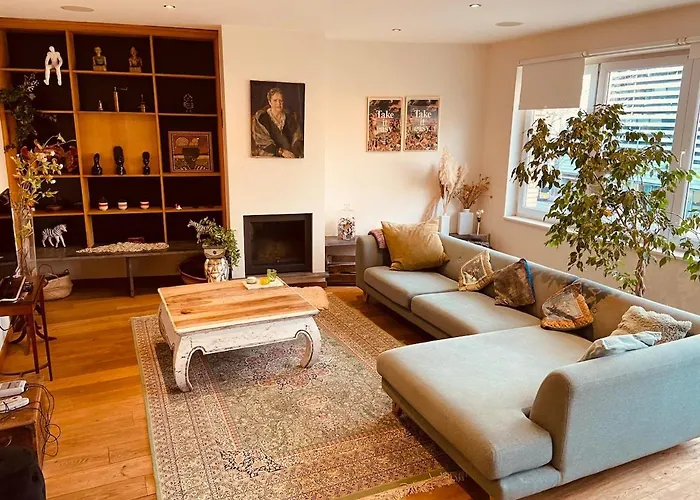 Charming & Spacious Duplex Viewing The Lovely Mas