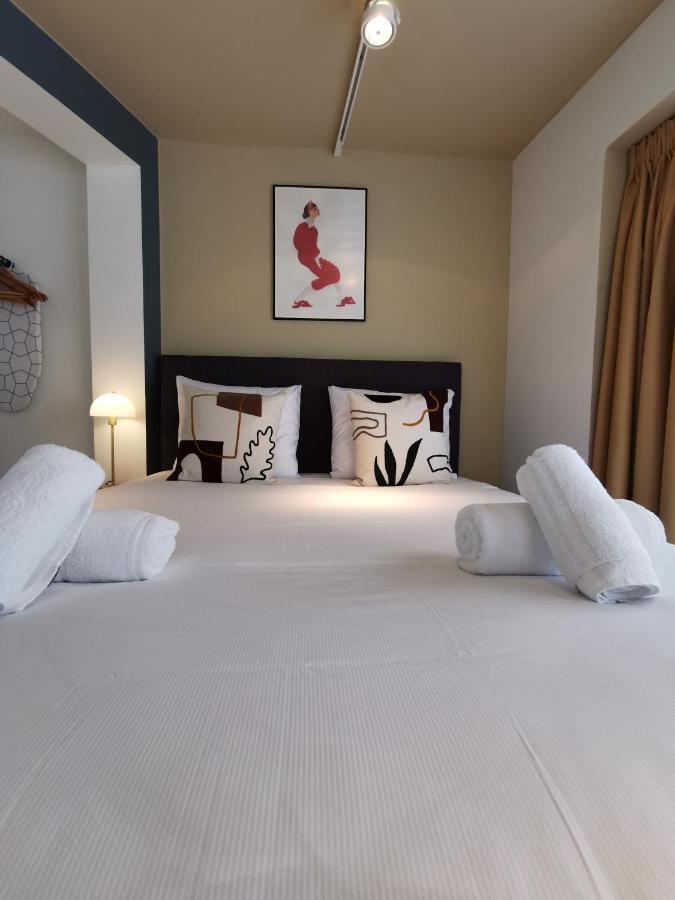 Apartment Shway - The Red With Pearls *