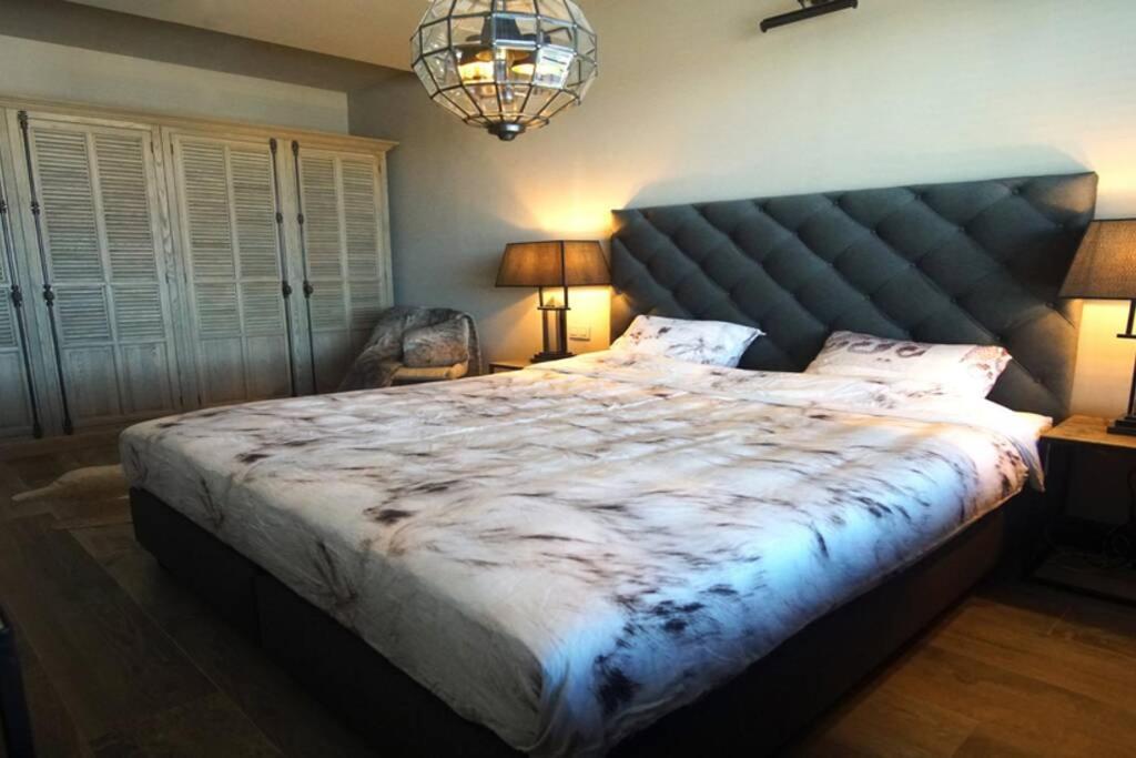 Luxurious Near Park *