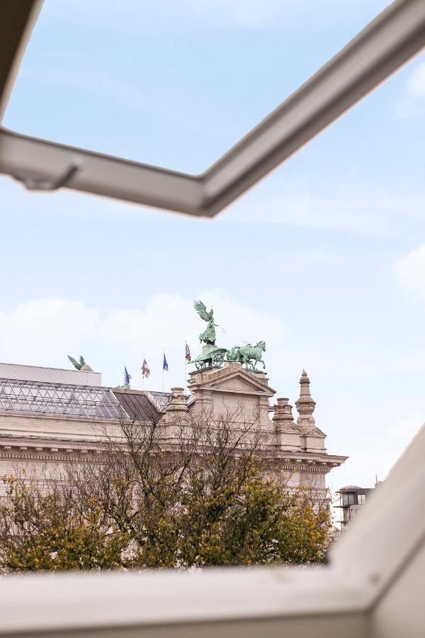Museum Garden Views Luxury Apartment *