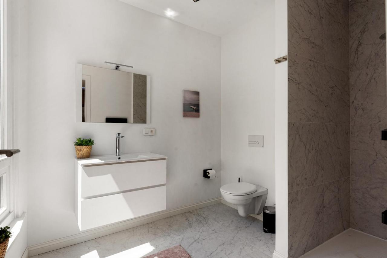 Apartment Center In Quiet Street & Airco *