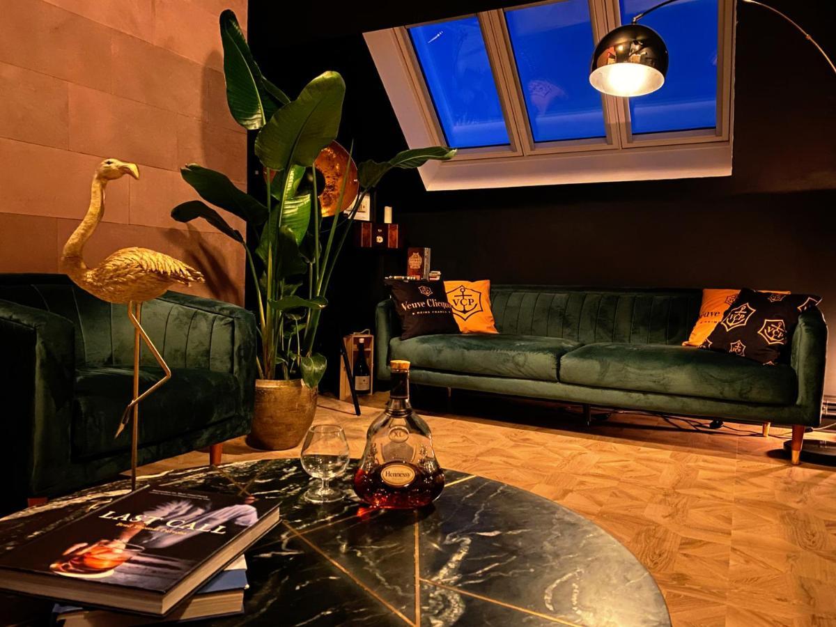 Loco Paradiso - Two Kingsize Beds, Outdoor Terrace, Dj Booth, Bar, Cinema, Bathtub, Kitchen, Airco Apartment Antwerp