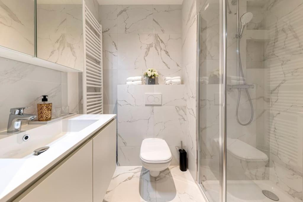 Designer Flat 3br & Mini Golf Apartment