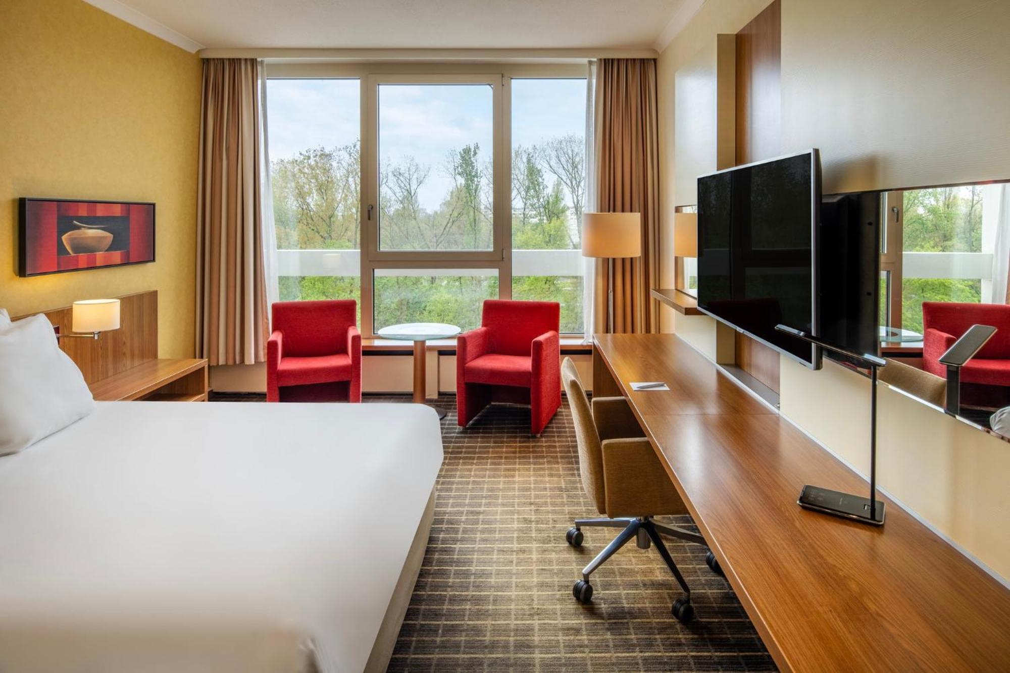 Crowne Plaza By Ihg Hotel 4*
