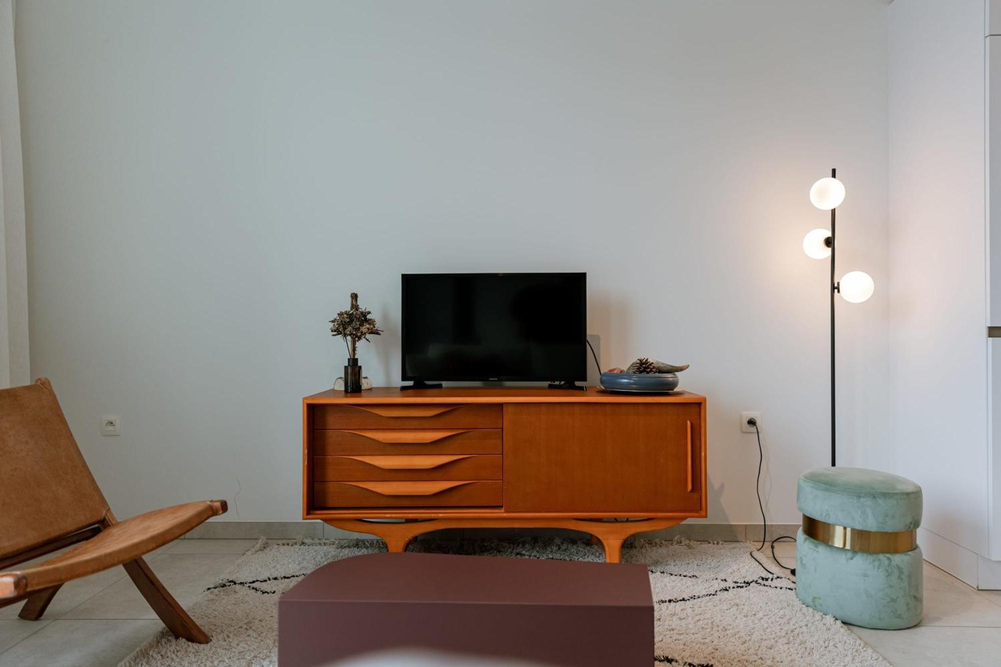 Huswell - Charming With Terrace In