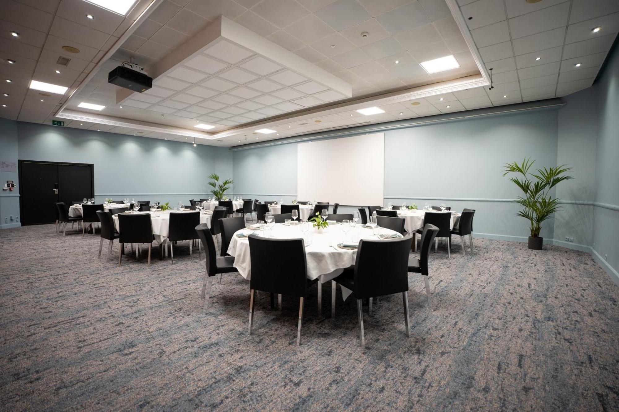 Crowne Plaza By Ihg Hotel