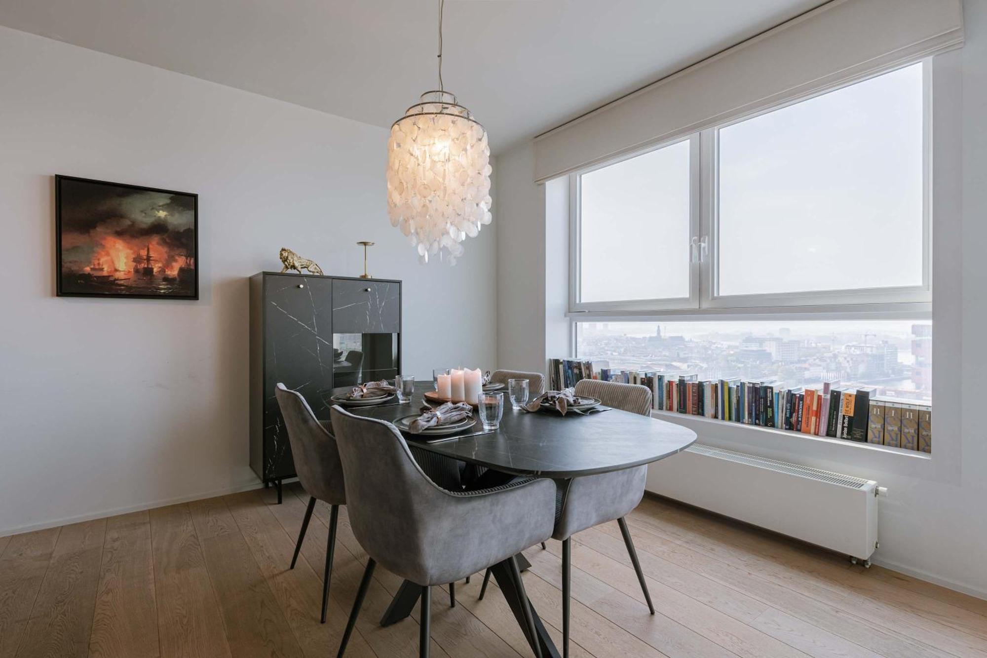 Modern With Views & 2 Bedrooms Antwerp